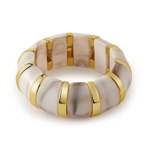 Détail des plaques en résine marbrée et accents dorés sur le bracelet extensible