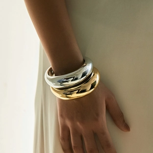 Dikke gepolijste acryl armbanden in goud en zilver voor een moderne mode-uitstraling