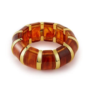 Vue détaillée du bracelet bohème en résine ambrée avec intercalaires en métal doré
