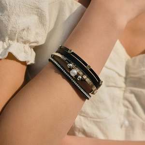 Bracelet wrap multicouche en cuir bohème avec strass et perle d'eau douce au poignet