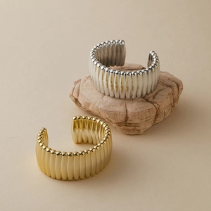 Minimalistische geplooide manchetarmbanden in gepolijst goud en zilver finish