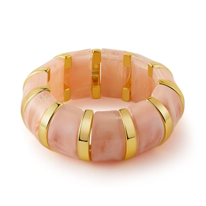 Détails des panneaux en résine marbrée rose avec séparateurs en métal doré sur le bracelet