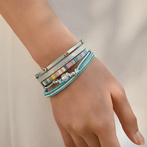 Bracelet multicouche en cuir fait main bleu clair avec perles et cristaux brillants
