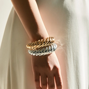 Onregelmatige dikke gedraaide metalen armbanden in goud en zilver voor dames