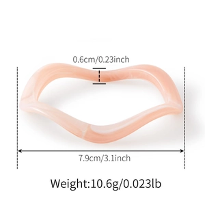 Vue détaillée du bracelet jonc ondulé en acrylique rose avec diamètre de 7,9 cm et 0,6 cm