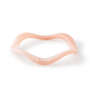 Vue macro du bracelet en résine rose ondulé avec texture marbrée et finition polie