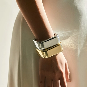 Minimalistische vierkante armbandset in goud en zilver voor elegante zakelijke kleding