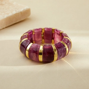 Détail du bracelet en résine marbrée violette avec entretoises en métal doré chic