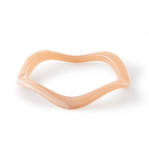 Vue détaillée du bracelet jonc en acrylique pêche aux bords ondulés et finition lisse polie