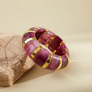 Détail du bracelet bohème élastique avec résine marbrée violette et blocs dorés