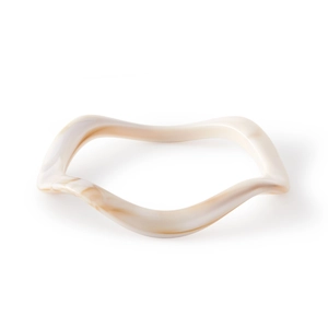 Gros plan d'un bracelet en acrylique marbré crème et brun au bord ondulé irrégulier
