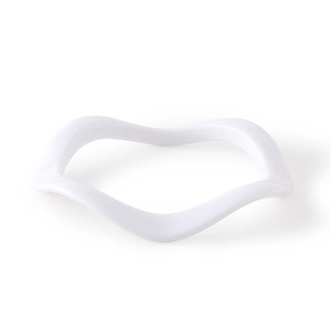 Vue détaillée du bracelet en acrylique blanc à forme de vague irrégulière minimaliste