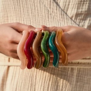 Set di bracciali in resina acrilica ondulata con trama marmorea in sei colori
