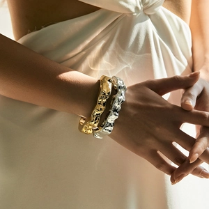 Trendy goud en zilveren armbanden met onregelmatige vloeibare metaaltextuur design