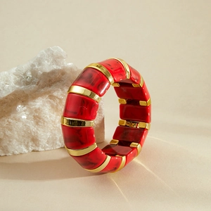 Détail macro du bracelet extensible avec perles acryliques marbrées rouges et or