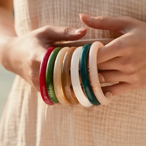 Lot de sept bracelets en résine marbrée colorée pour femmes avec texture écaille rétro