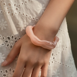 Bracelet jonc ouvert irrégulier en acrylique rose avec finition mate en résine pour femme