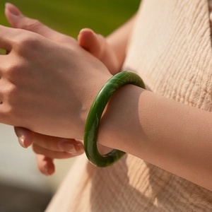 Elegante bracciale rigido in acrilico verde smeraldo con texture effetto giada
