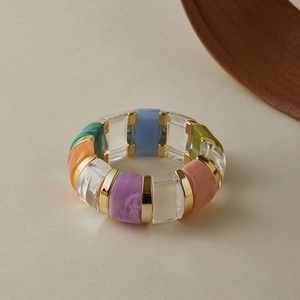 Détail d'un bracelet extensible bohème avec perles acryliques colorées et accents dorés