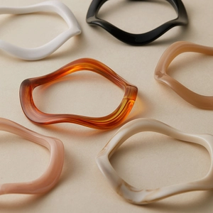 Bracelet Jonc en Acrylique au Design de Vagues Irrégulières pour Femmes Bracelet en Résine Géométrique Minimaliste Bijoux de Mode