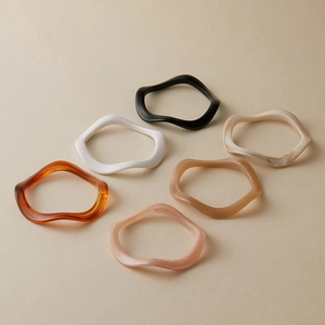 Ensemble de six bracelets vagues irréguliers en acrylique ambre et marbre