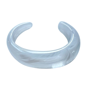 Bracciale a polsino minimalista in acrilico bianco traslucido con trama marmorea e motivo