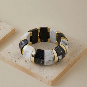 Vue détaillée du bracelet rétro en acrylique avec texture marbre et séparateurs dorés