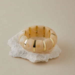 Vue détaillée du bracelet large en perles d'acrylique marbré avec intercalaires dorés