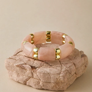 Bracelet extensible en acrylique marbré rose et perles dorées sur pierre naturelle
