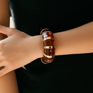 Bracelet vintage rétro pour femme en résine marron et métal doré au design chic