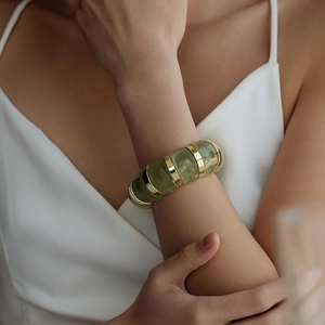 Bracelet extensible rétro en acrylique avec pierre d'imitation vert foncé et anneaux dorés