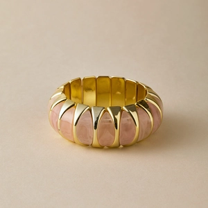 Bracelet doré tendance avec inserts en résine marbrée rose et design élastique