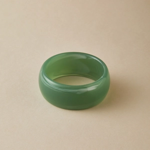 Bracelet jonc large en acrylique vert translucide avec texture irrégulière ronde classique