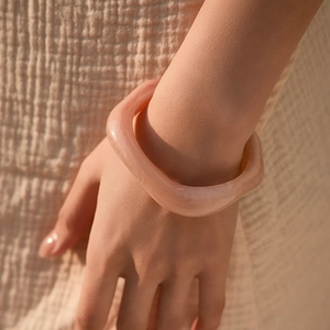 Bracciale in acrilico moderno con design a onde irregolari in rosa cipria