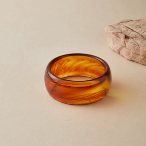 Vue détaillée d'un bracelet en acrylique ambré à motif écaille de tortue