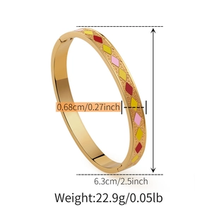 Dettaglio del bracciale in acciaio dorato con motivi in smalto colorato e misure indicate