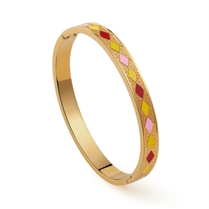 Dettaglio del bracciale dorato con motivi a rombi in smalto rosso e giallo