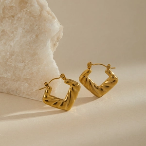 Dettaglio degli orecchini a cerchio geometrici a rombo placcati oro 18K con texture intrecciata