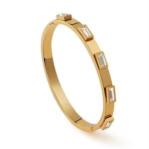 Dettaglio del bracciale dorato aperto con cinque zirconi rettangolari a castone fisso
