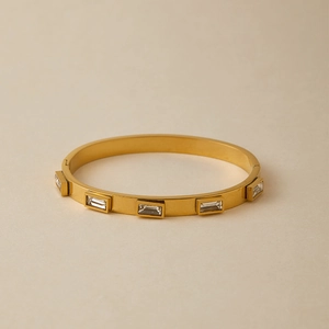 Dettaglio di un bracciale in acciaio inossidabile dorato con zirconi rettangolari