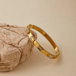 Dettaglio del bracciale in acciaio inossidabile dorato con cristalli rettangolari