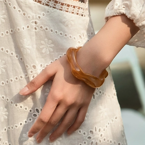 Bracciale a onde in acrilico ambra vintage con elegante trama marmorizzata da donna