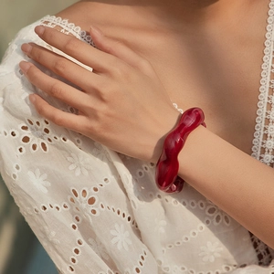 Bracciale rigido vintage in acrilico rosso scuro con design irregolare e ondulato da donna