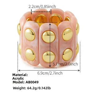 Bracciale in acrilico marmo rosa con rivetti dorati e dimensioni 6,9 cm per 5,1 cm