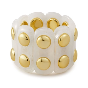 Dettaglio del bracciale elastico in acrilico avorio con borchie in metallo dorato