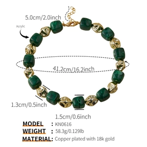 Dettaglio della collana di perle acriliche verdi e oro 18k con dimensioni e peso