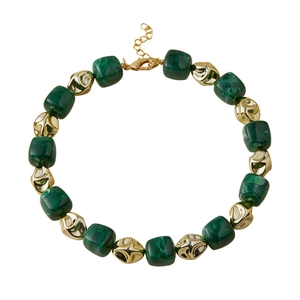Collana retrò con cubi di resina verde malachite e perle dorate irregolari