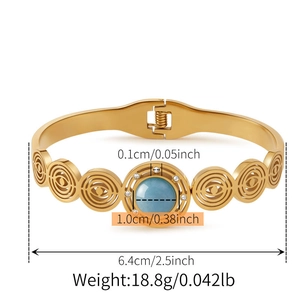 Vista macro del bracciale in acciaio dorato con pietra blu e dimensioni