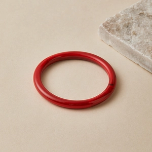Klassischer roter Acryl-Armreif für Damen mit Marmormuster und minimalistischem Design