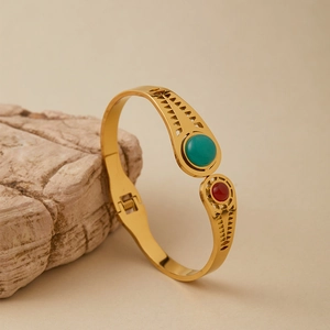 Bracciale rigido dorato bohémien con pietre colorate e intagli geometrici su base in pietra